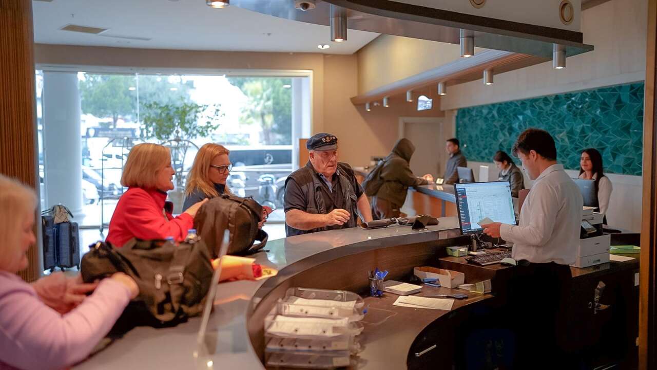 Marmaris’te Turizm Sezonu Çiçeklerle Açıldı, İlk Turistler Galatasaray'ı Yenen Liverpool'dan Geldi 4